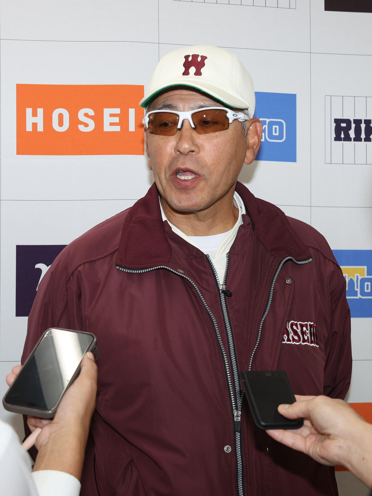 東大対早大　勝利した早大・小宮山悟監督は会見する（撮影・柴田隆二）