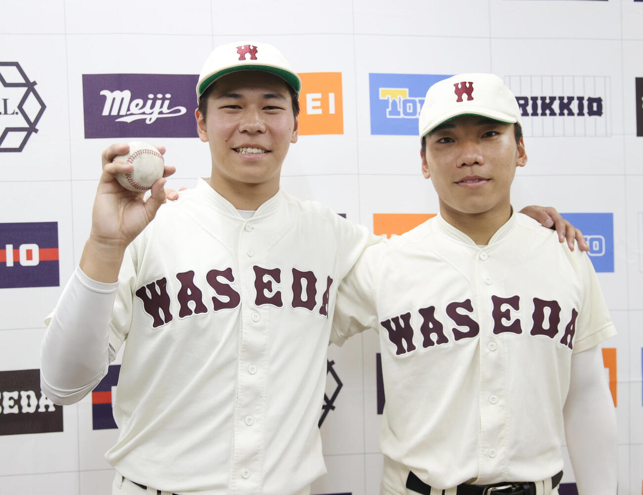 東大対早大　3安打完封勝利の早大・安田虎汰郎（左）と適時打の大越塁は笑顔を見せる（撮影・柴田隆二）