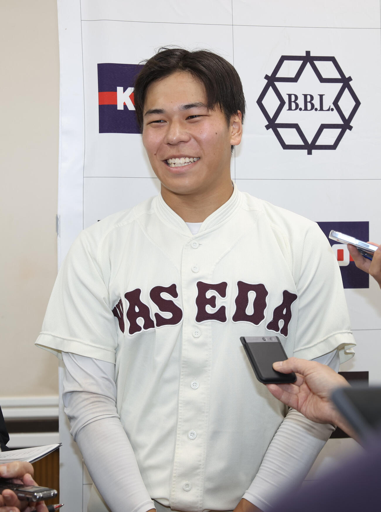 東大対早大　3安打完封勝利の早大・安田虎汰郎は笑顔を見せる（撮影・柴田隆二）