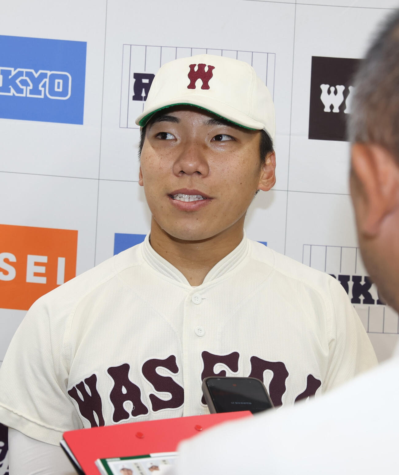 東大対早大　適時打の早大・大越塁は笑顔を見せる（撮影・柴田隆二）