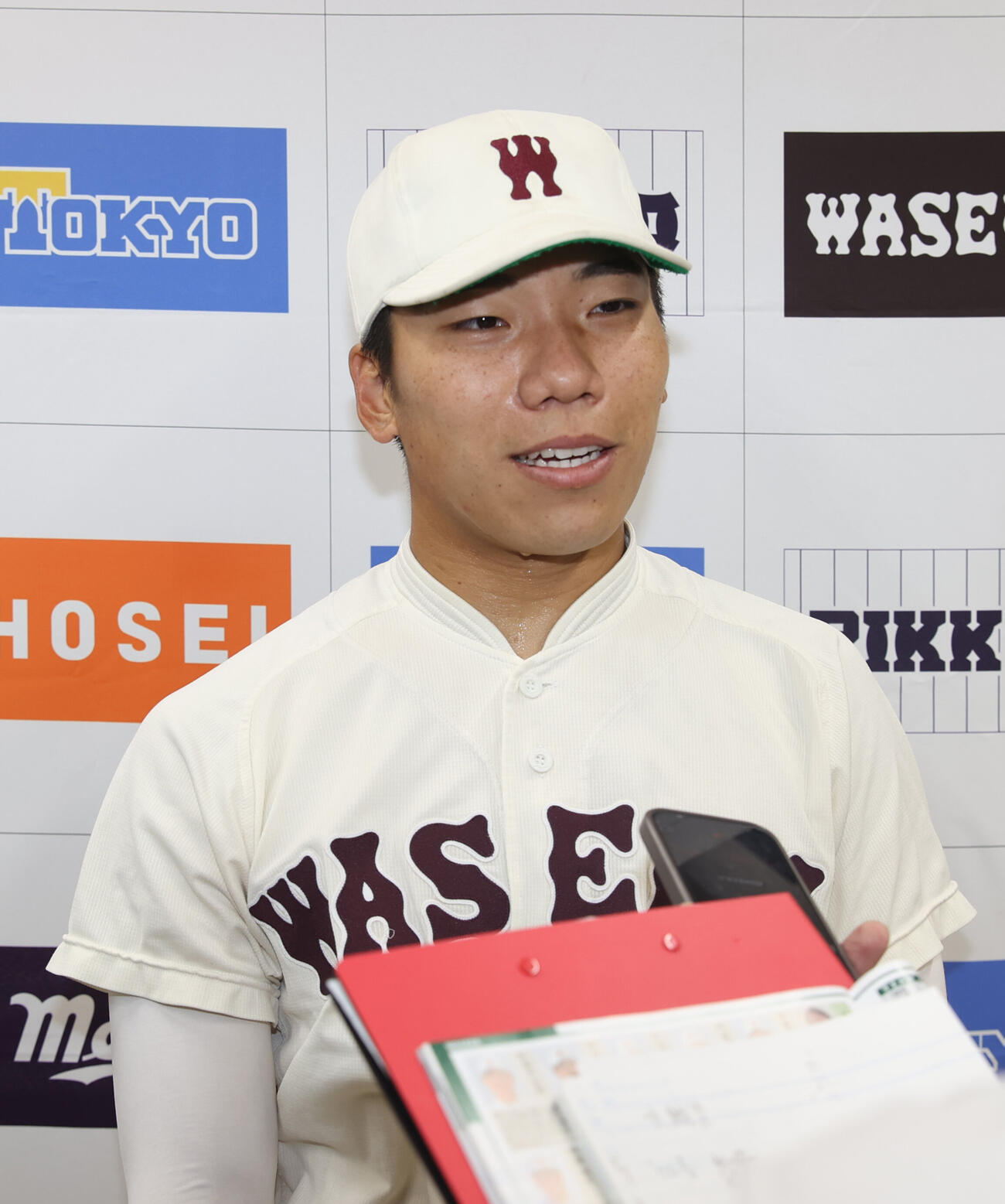 東大対早大　適時打の早大・大越塁は笑顔を見せる（撮影・柴田隆二）