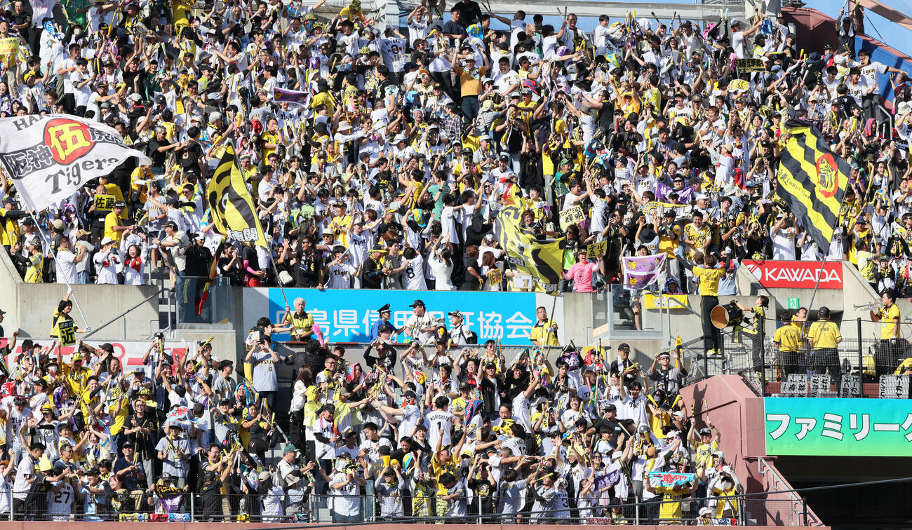広島対阪神　3回表阪神2死一、二塁、佐藤輝明の勝ち越しの右越え3点本塁打に沸く阪神ファン（撮影・加藤孝規）