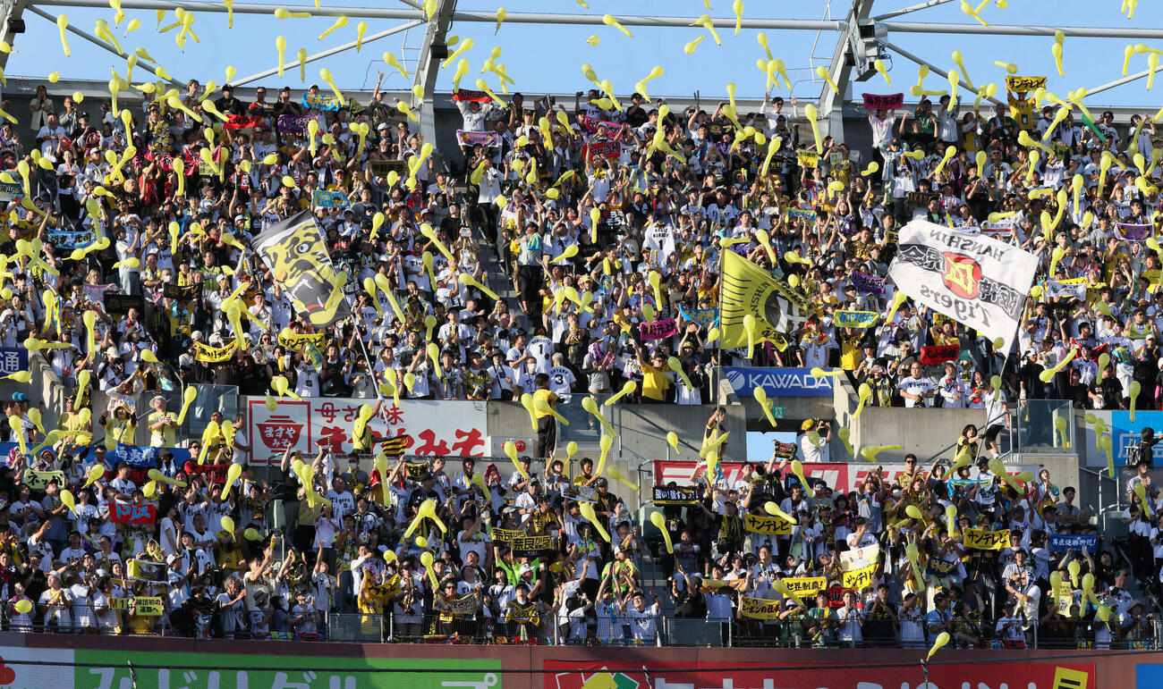 広島対阪神　7回表　ジェット風船を飛ばす阪神ファン（撮影・加藤孝規）