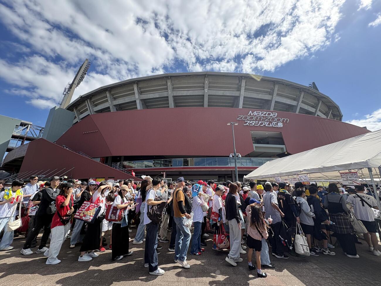 広島対阪神　両チームのファンで長蛇の列ができるマツダスタジアム（撮影・前田充）