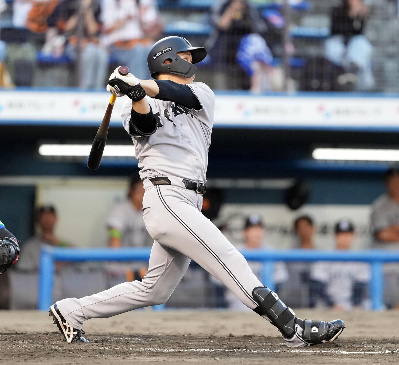 DeNA対巨人　4回表巨人1死三塁、右中間に2点本塁打を放つ中山礼都（撮影・たえ見朱実）