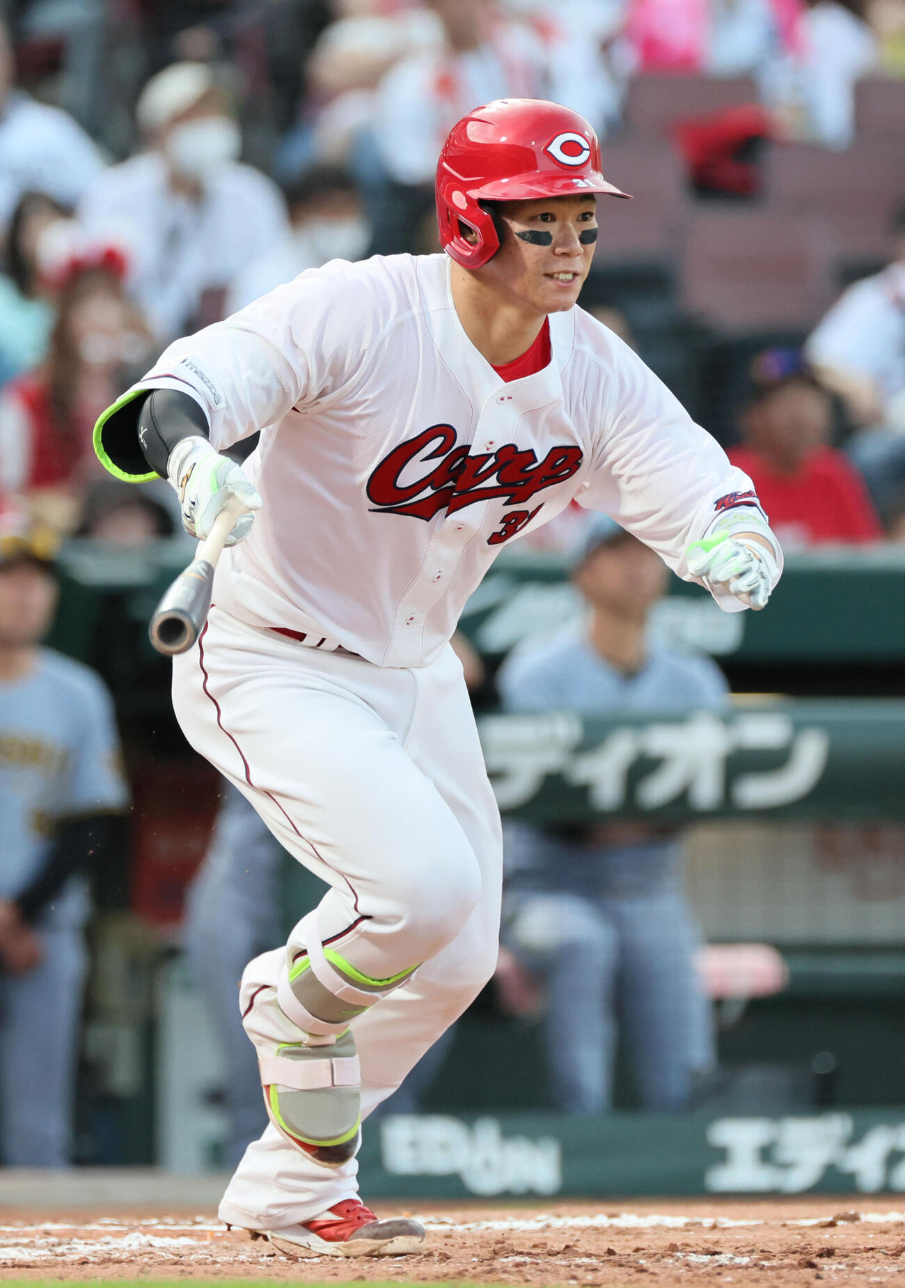 広島対阪神　8回裏広島2死一、三塁、坂倉将吾は右前適時打を放つ（撮影・加藤孝規）