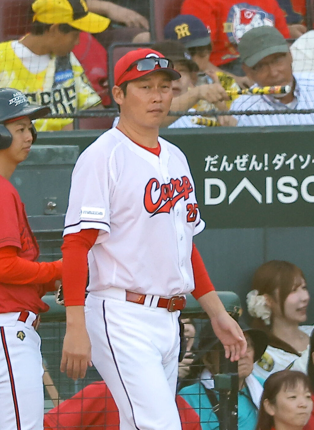 広島対阪神　選手交代を告げる新井貴浩監督（撮影・上田博志）