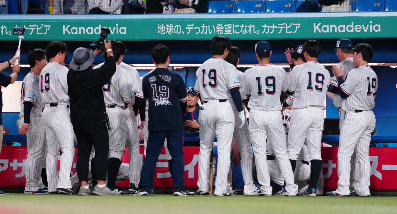 ヤクルト対中日　背番号19のユニホームを着用し、円陣を組むヤクルトナイン（撮影・鈴木みどり）