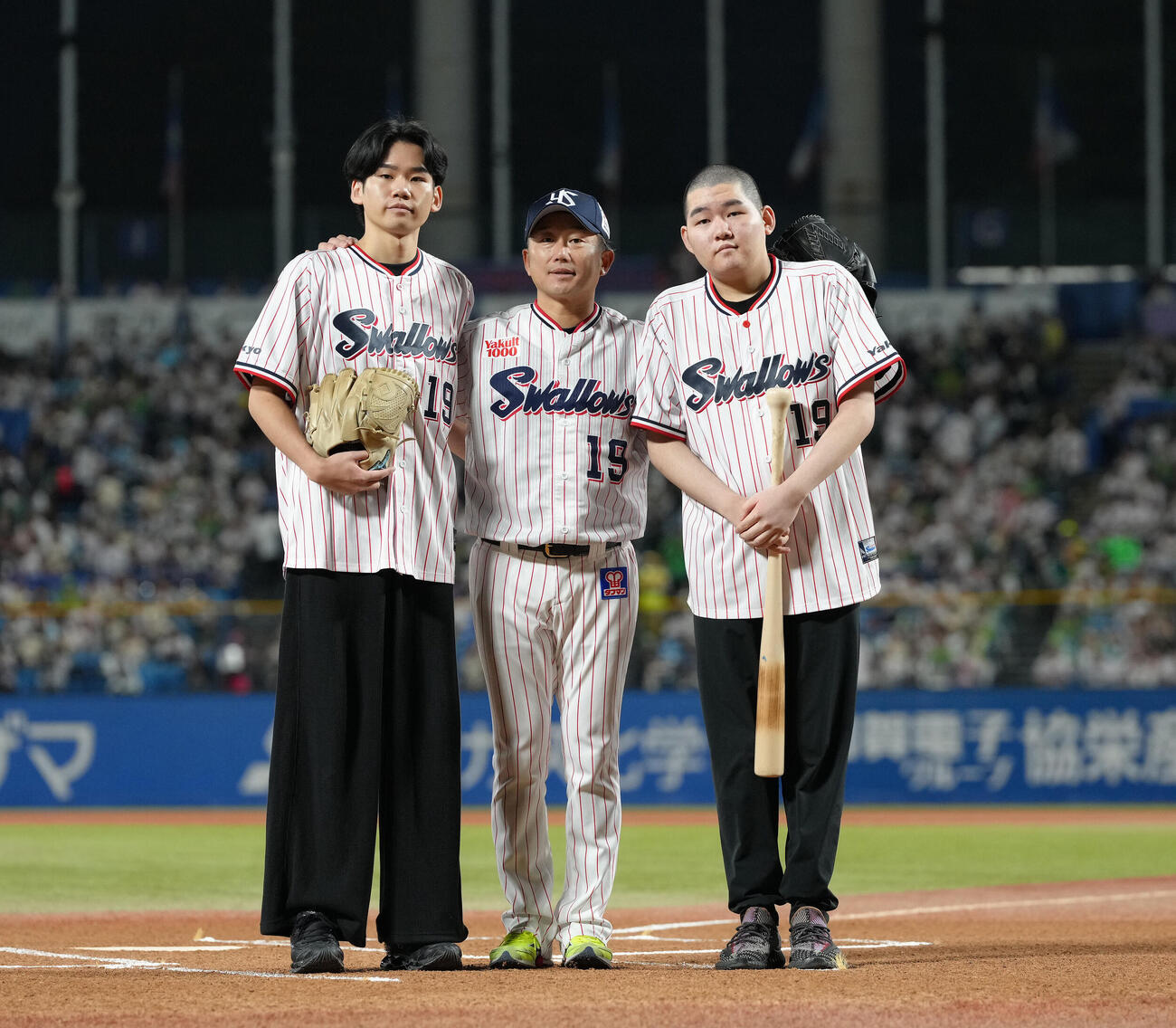 ヤクルト対中日　ファーストピッチセレモニーで捕手を務めたヤクルト石川雅規（中央）。投手長男大耀さん（左）。打者次男栄寿さん（撮影・足立雅史）
