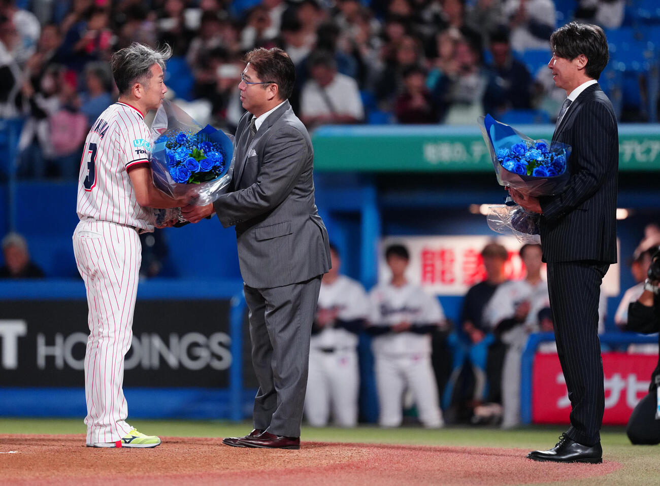 ヤクルト対中日　試合前、引退するヤクルト石川雅規（左）は真中満氏から花束を受け取る。右は高津臣吾氏（撮影・鈴木みどり）