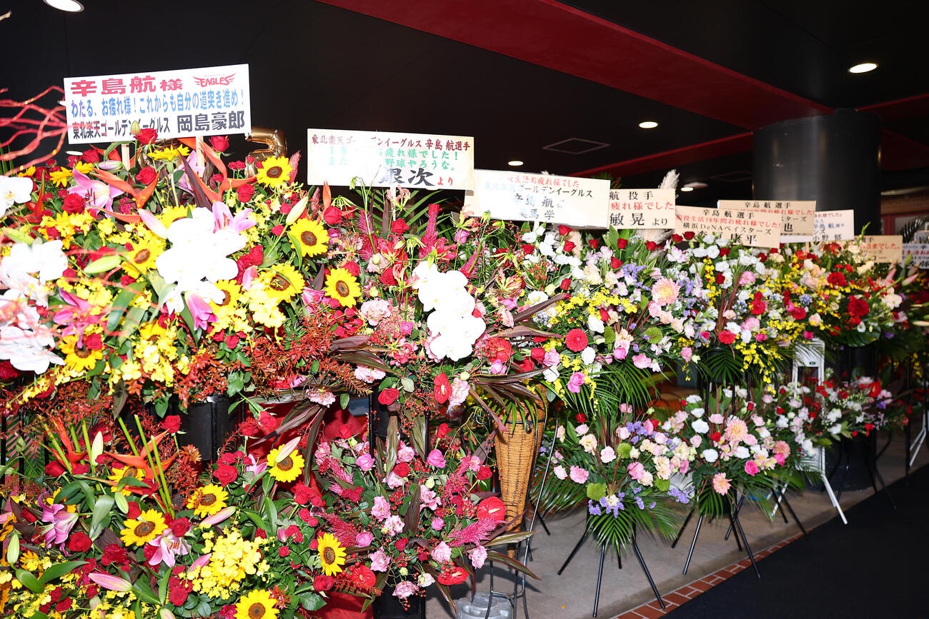 楽天対オリックス　引退試合を行う楽天辛島航に贈られた多くの花（撮影・野上伸悟）