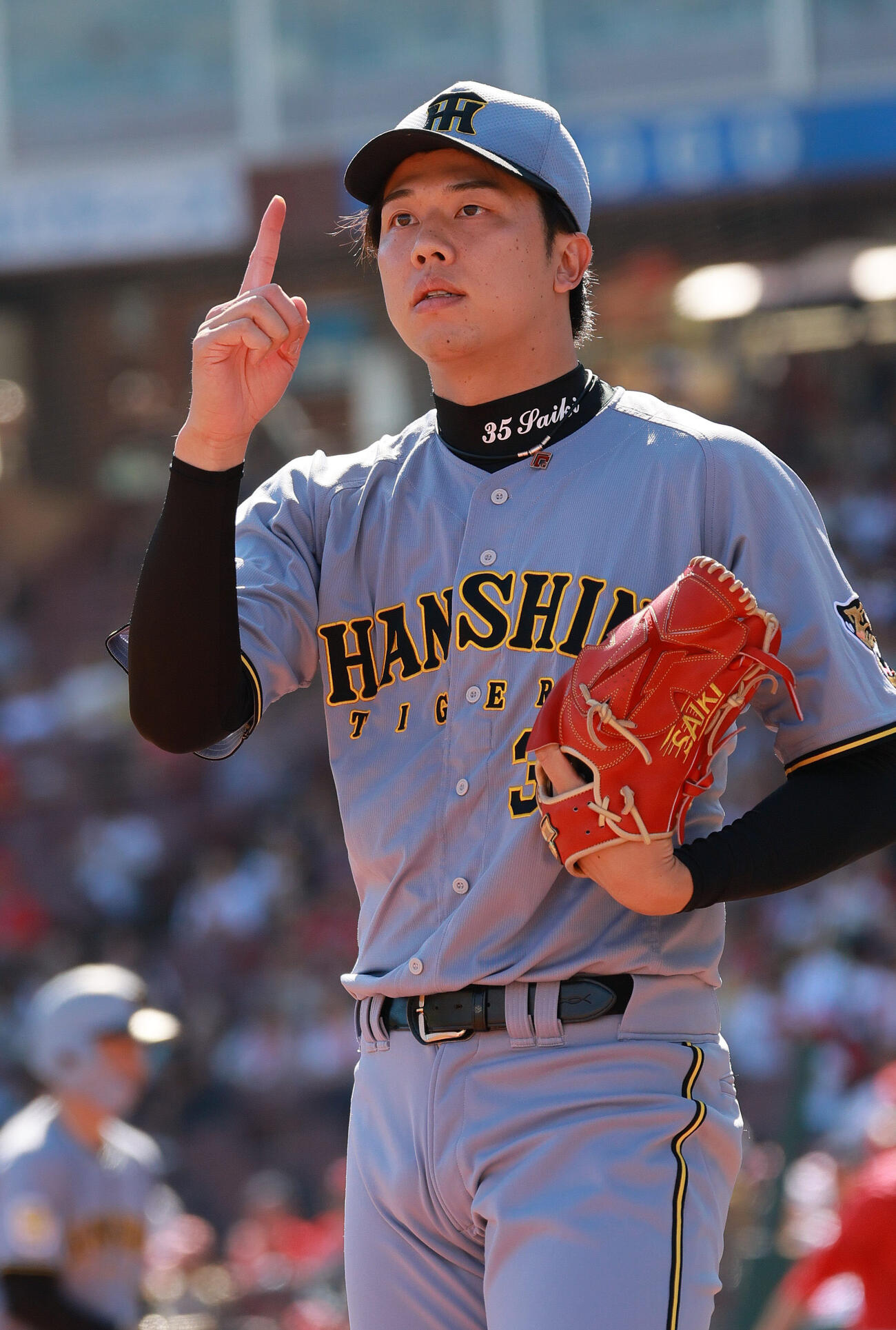 広島対阪神　初回のマウンドを前にする阪神先発の才木浩人（撮影・上山淳一）