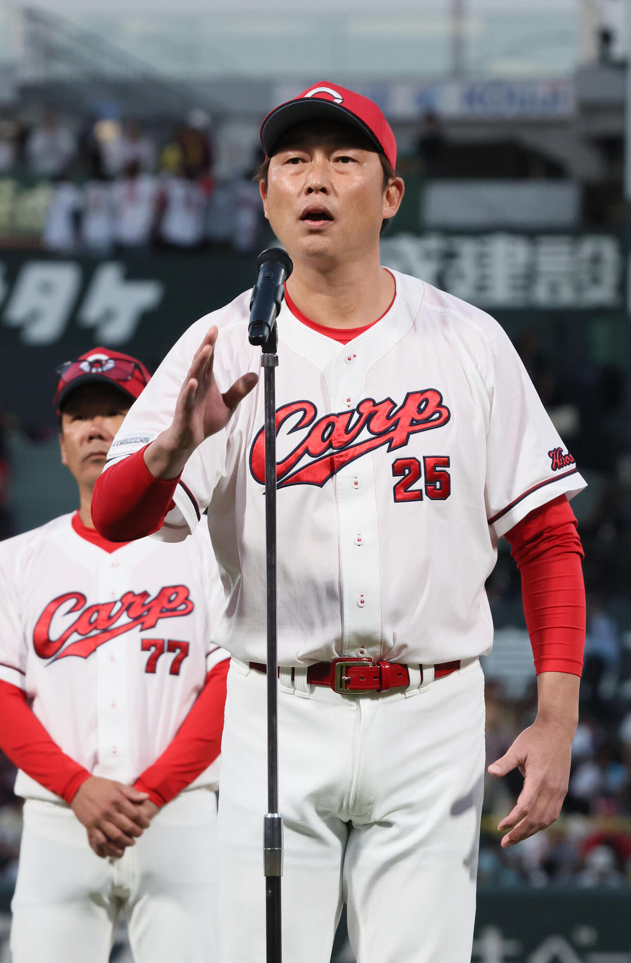 広島対阪神　マツダスタジアムでの今季最終戦を終え、ファンにあいさつする広島新井貴浩監督（撮影・加藤孝規）