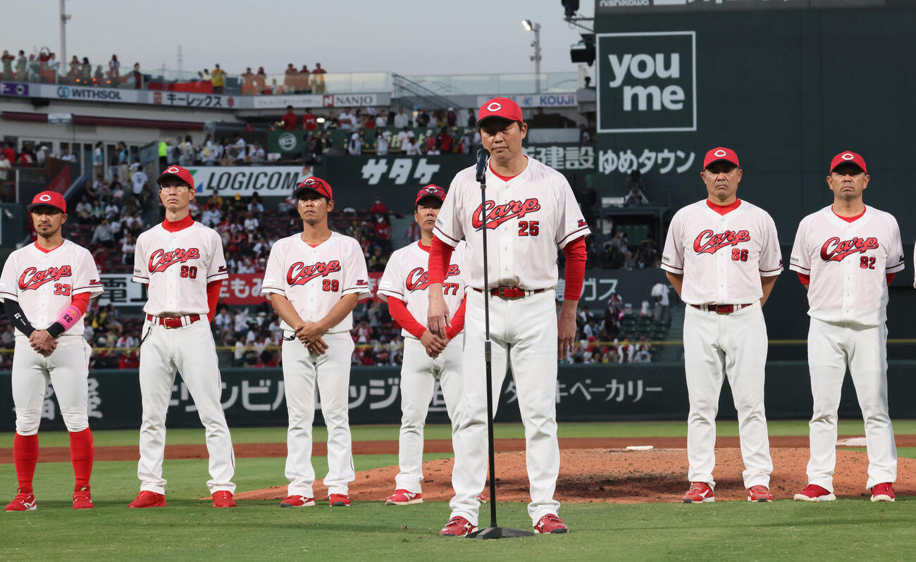 広島対阪神　マツダスタジアムでの今季最終戦を終え、ファンにあいさつする広島新井貴浩監督（撮影・加藤孝規）