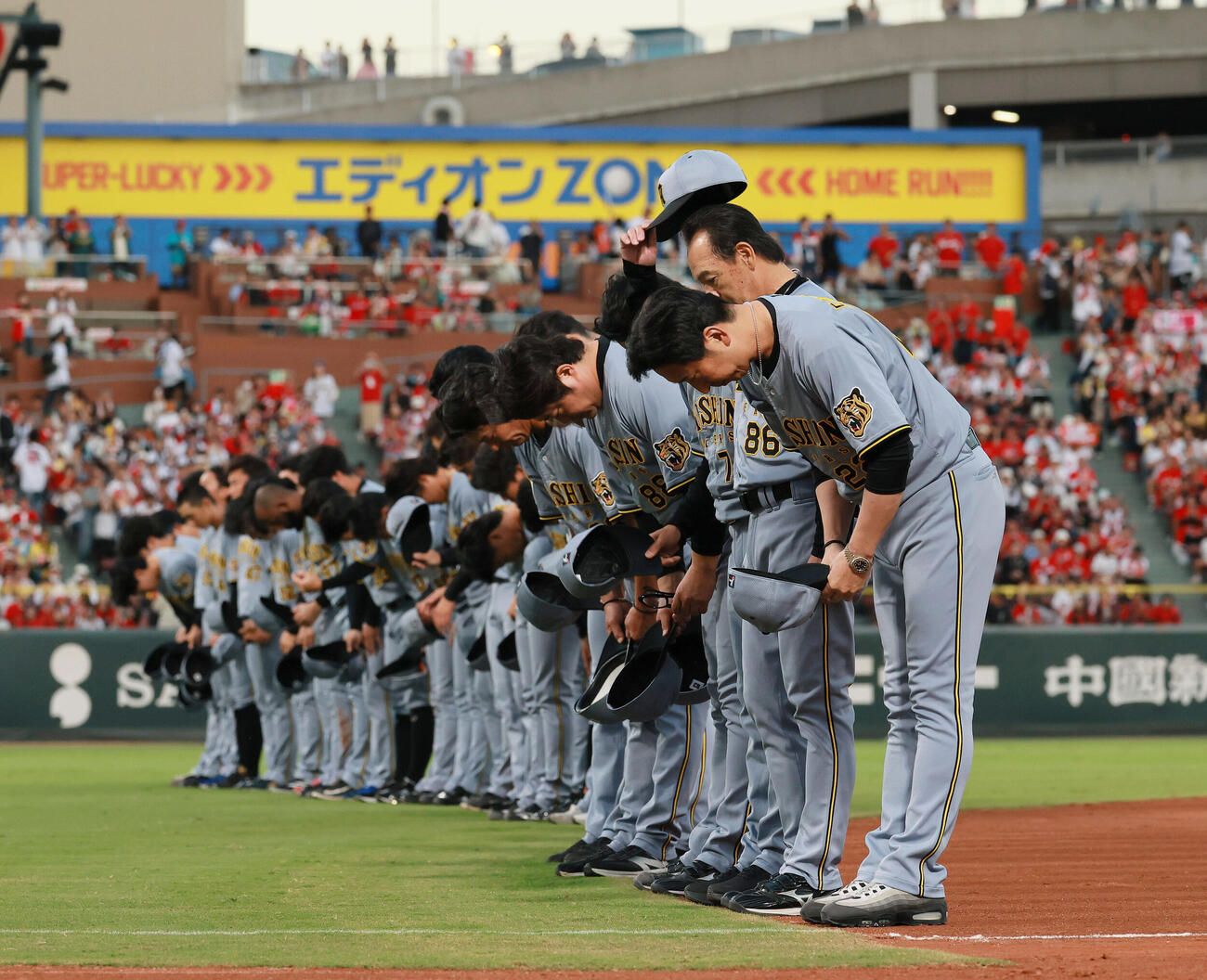 広島対阪神　マツダスタジアムでの最終戦を終えあいさつする阪神藤川球児監督（手前）とナインたち（撮影・上山淳一）