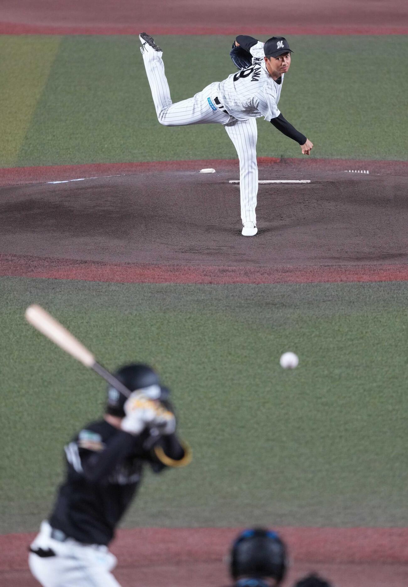 ロッテ対ソフトバンク　1回表ソフトバンク無死、引退試合で先発したロッテ唐川侑己は正木智也を空振り三振に仕留める（撮影・小沢裕）