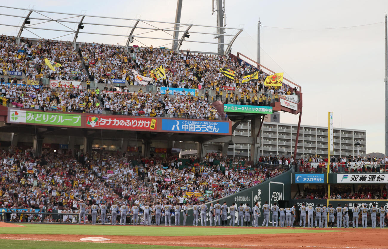 広島対阪神　マツダスタジアムでの今季最終戦を終え、ファンにあいさつする阪神ナインら（撮影・加藤孝規）