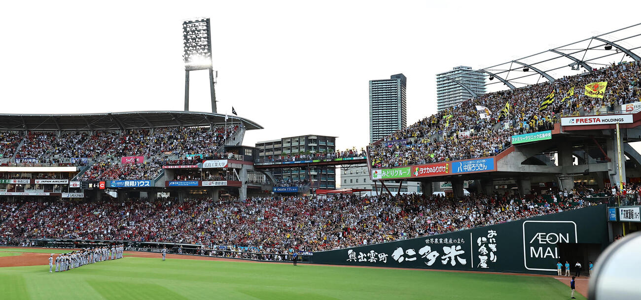 広島対阪神　マツダスタジアム最終戦を終えた阪神ナインはスタンドのファンにあいさつをする（撮影・上田博志）