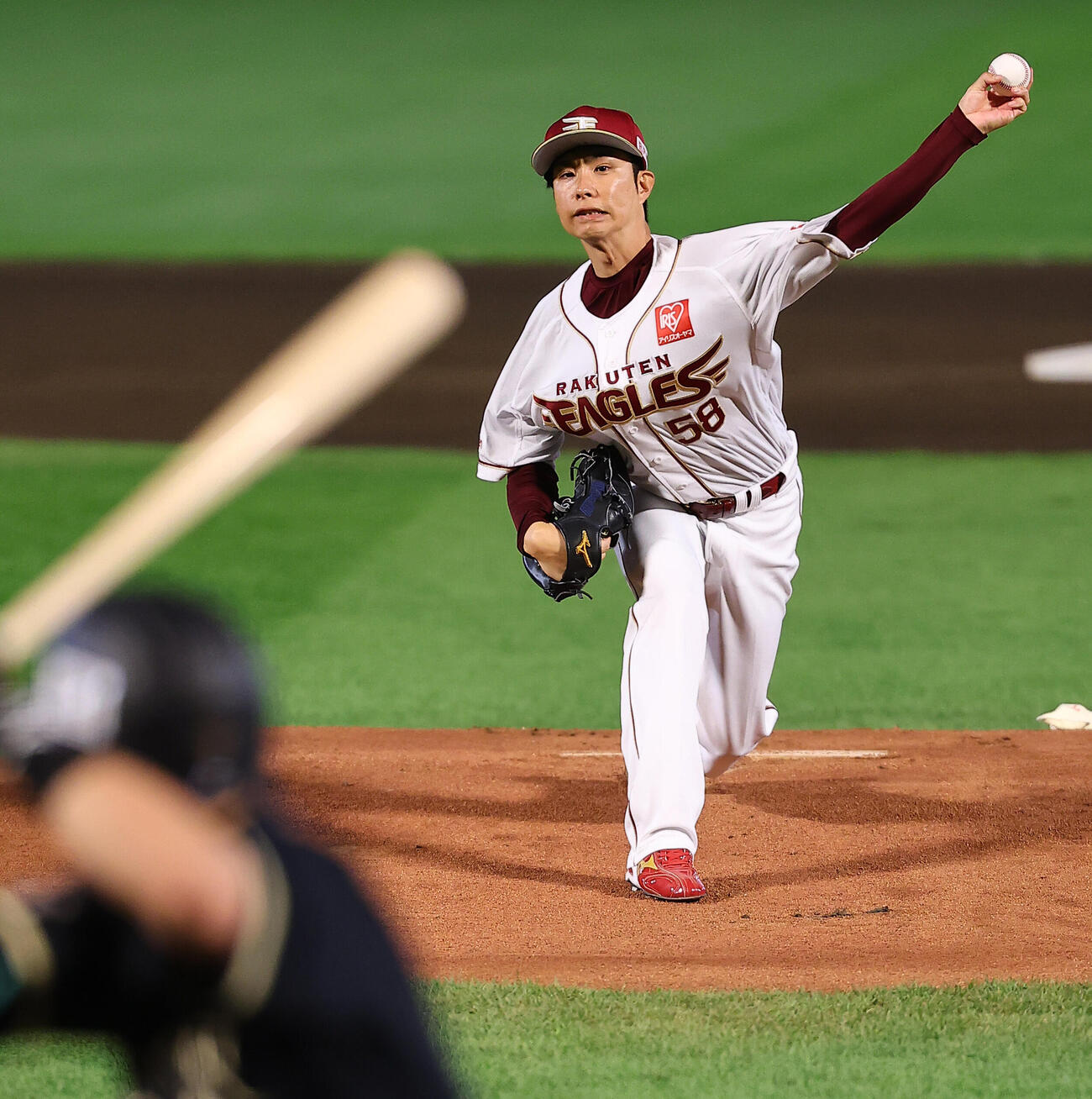 楽天対オリックス　1回表オリックス無死、引退登板で西川龍馬に投げ込む楽天辛島航（撮影・野上伸悟）