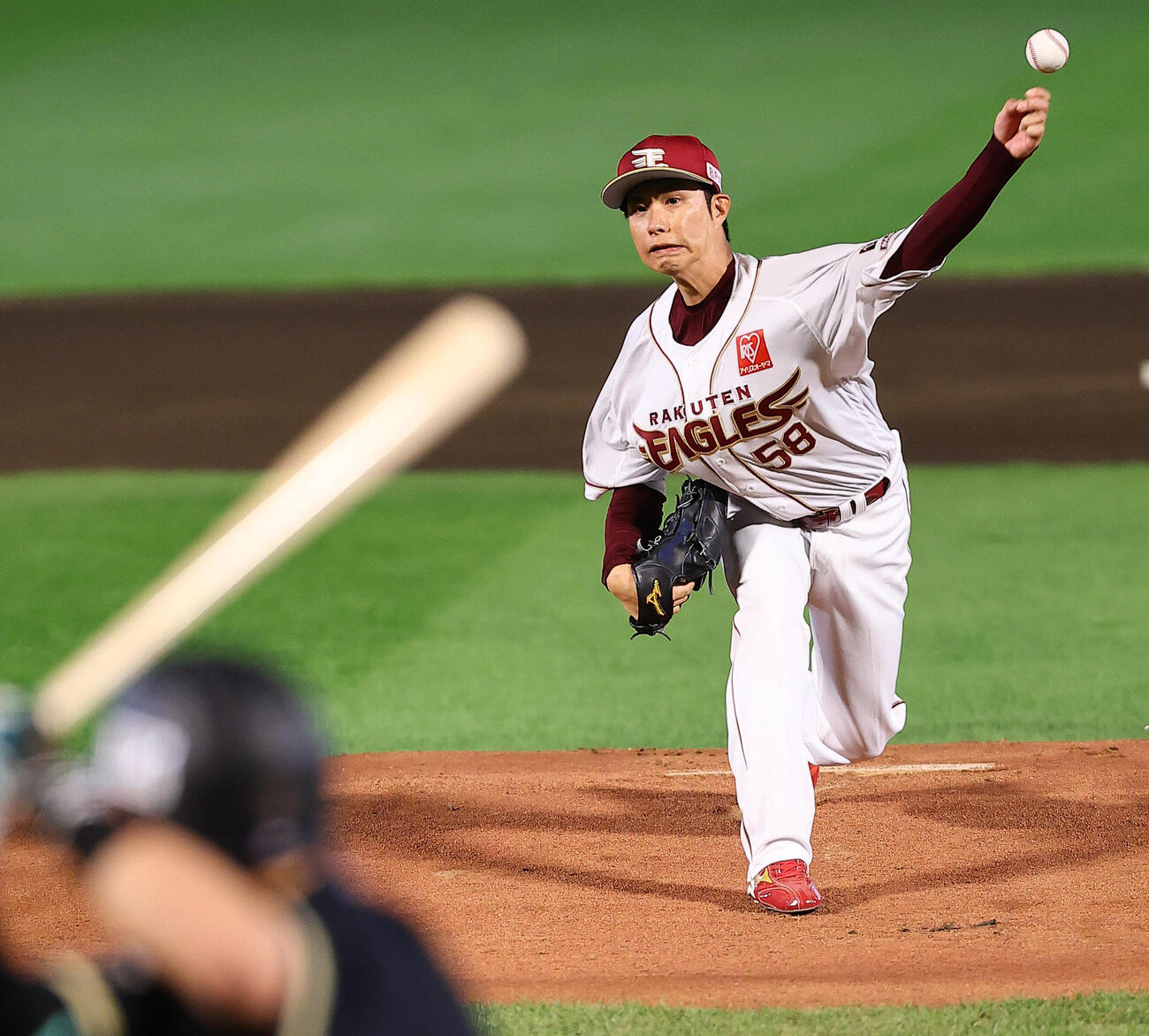 楽天対オリックス　1回表オリックス無死、引退登板で西川龍馬に投げ込む楽天辛島航（撮影・野上伸悟）