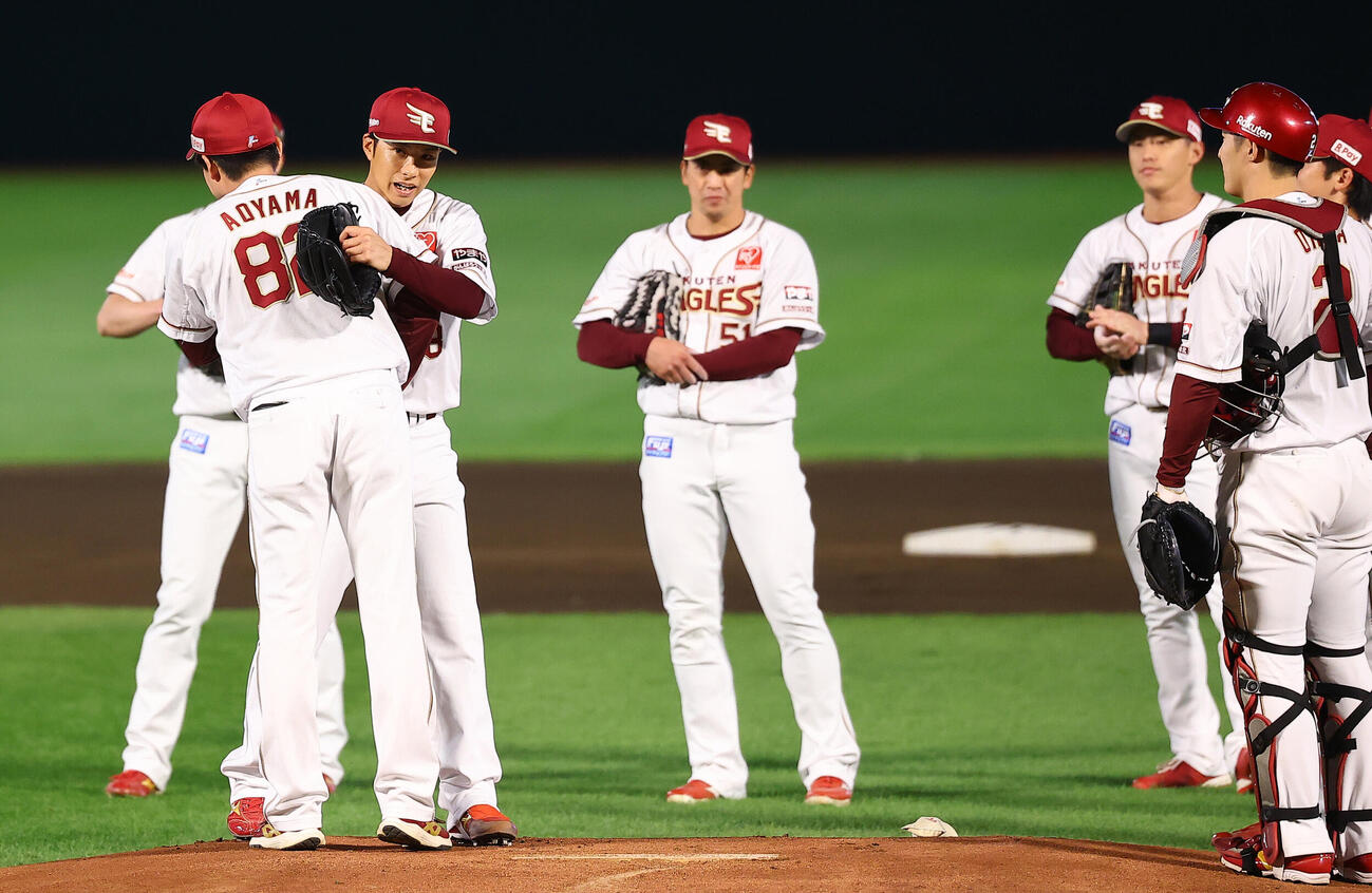 楽天対オリックス　1回表オリックス1死、引退登板を終え青山浩二コーチと抱きあう辛島航（撮影・野上伸悟）