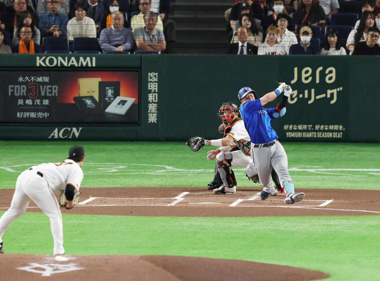巨人対DeNA 1回表DeNA無死一塁、空振り三振に倒れる牧秀悟。投手は井上温大（撮影・増田悦実）