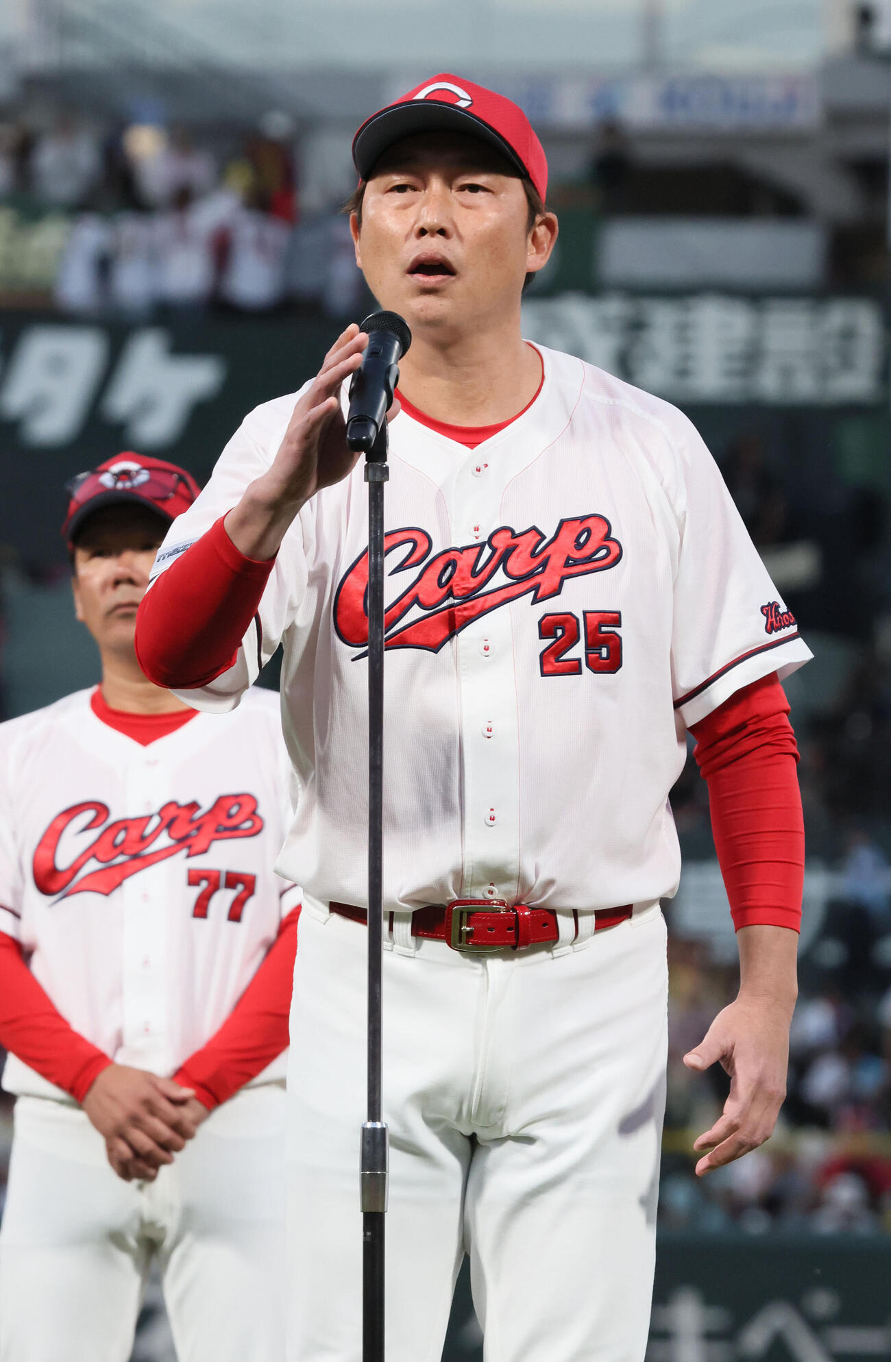 広島対阪神　マツダスタジアムでの今季最終戦を終え、ファンにあいさつする広島新井貴浩監督（撮影・加藤孝規）