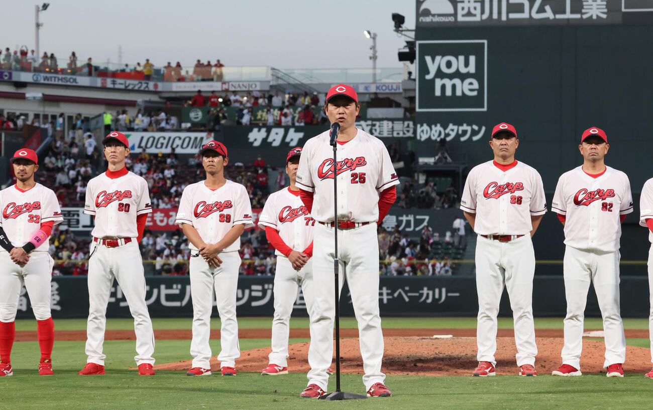 広島対阪神　マツダスタジアムでの今季最終戦を終え、ファンにあいさつする広島新井貴浩監督（撮影・加藤孝規）