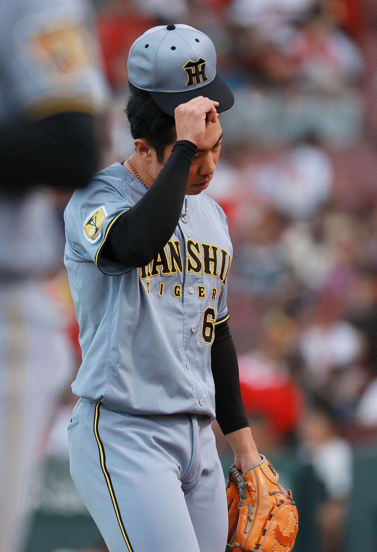 広島対阪神　8回裏を投げ終え、ベンチへ引きあげる石井大智（撮影・上山淳一）