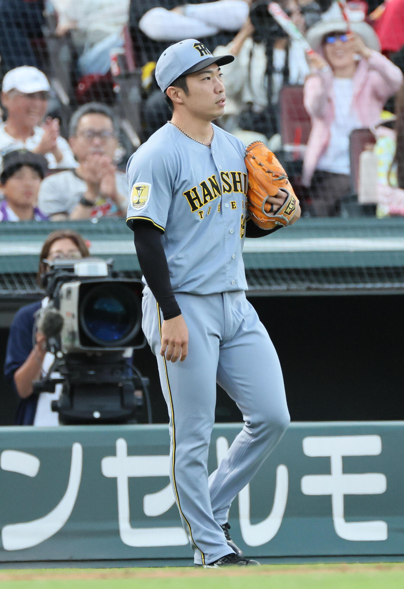 広島対阪神　8回裏広島2死一、三塁、坂倉将吾に右前適時打を浴びた石井大智（撮影・加藤孝規）