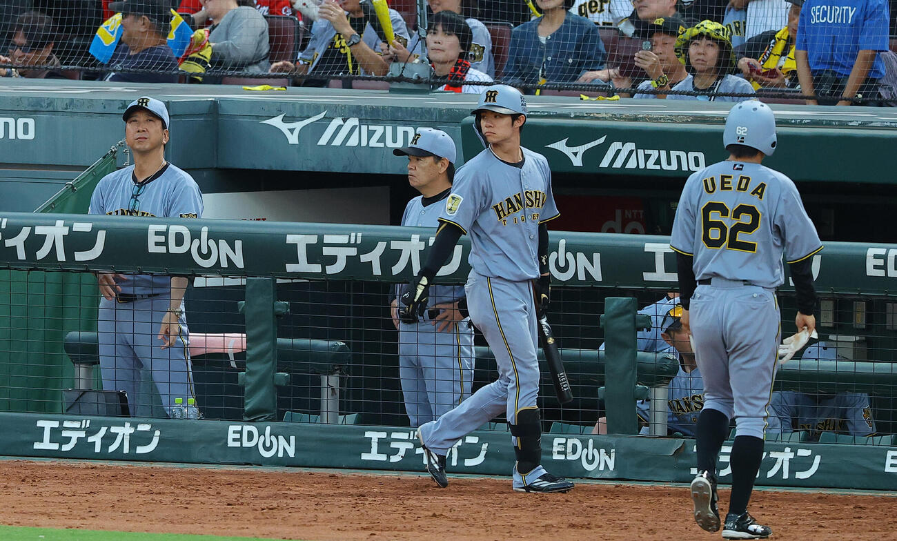 広島対阪神　広島に敗れた藤川球児監督（左）はグラウンドを見つめる（撮影・上田博志）