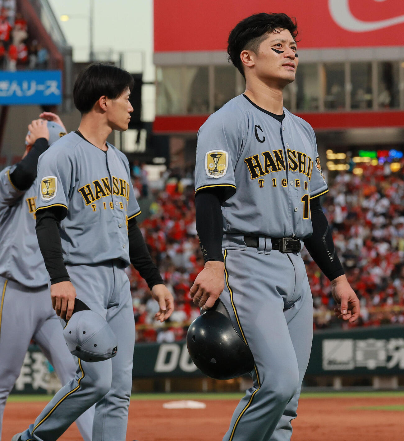 広島対阪神　広島に敗れた阪神坂本誠志郎（右）は悔しげに引き揚げる（撮影・上山淳一）