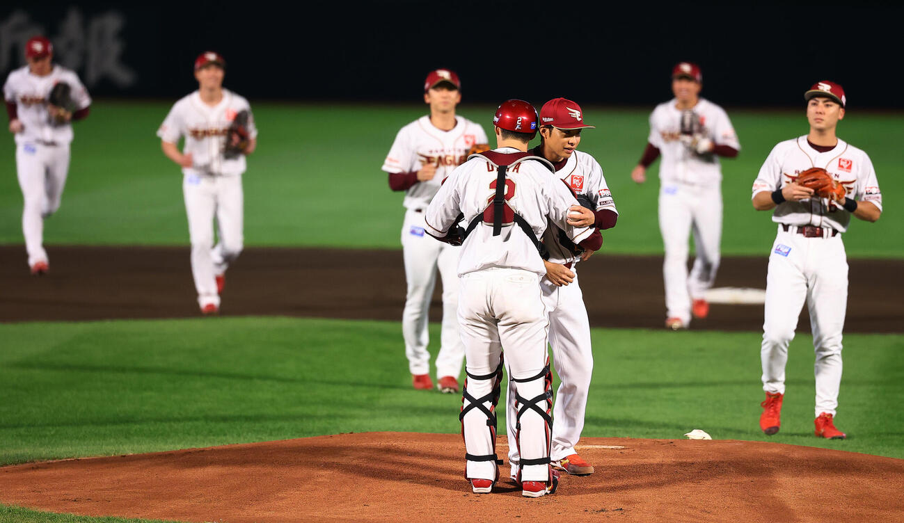 楽天対オリックス　1回表オリックス無死、引退登板で西川龍馬を左飛に仕留め太田光と抱きあう辛島航（撮影・野上伸悟）