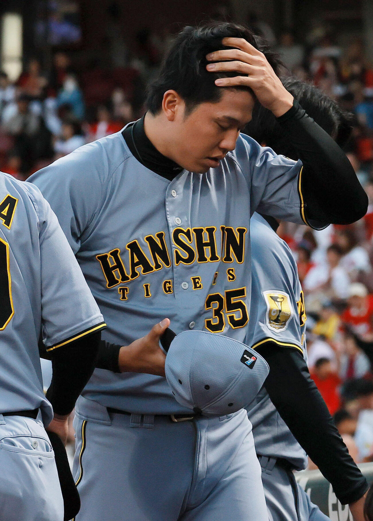 広島対阪神　広島に敗れ頭を抱えながら引き揚げる阪神才木浩人（中央）（撮影・上山淳一）