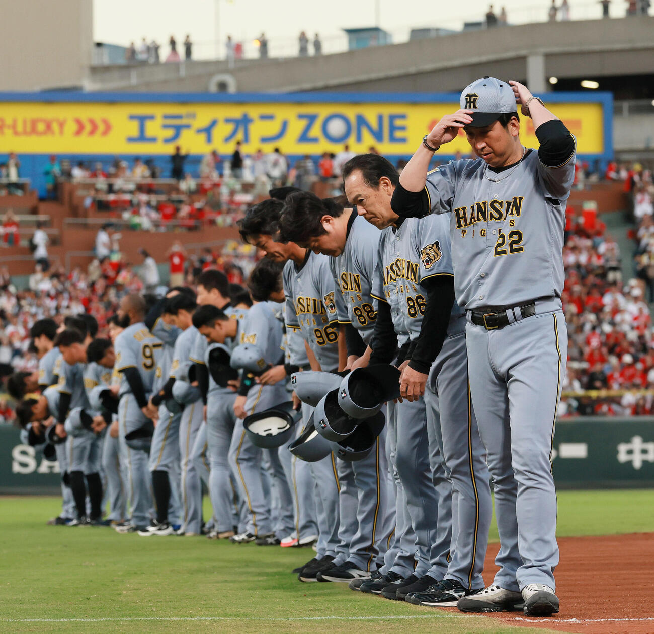 広島対阪神　広島に敗れた阪神藤川球児監督（手前）はマツダスタジアムでの最終戦を終えファンにあいさつし引き揚げる（撮影・上山淳一）
