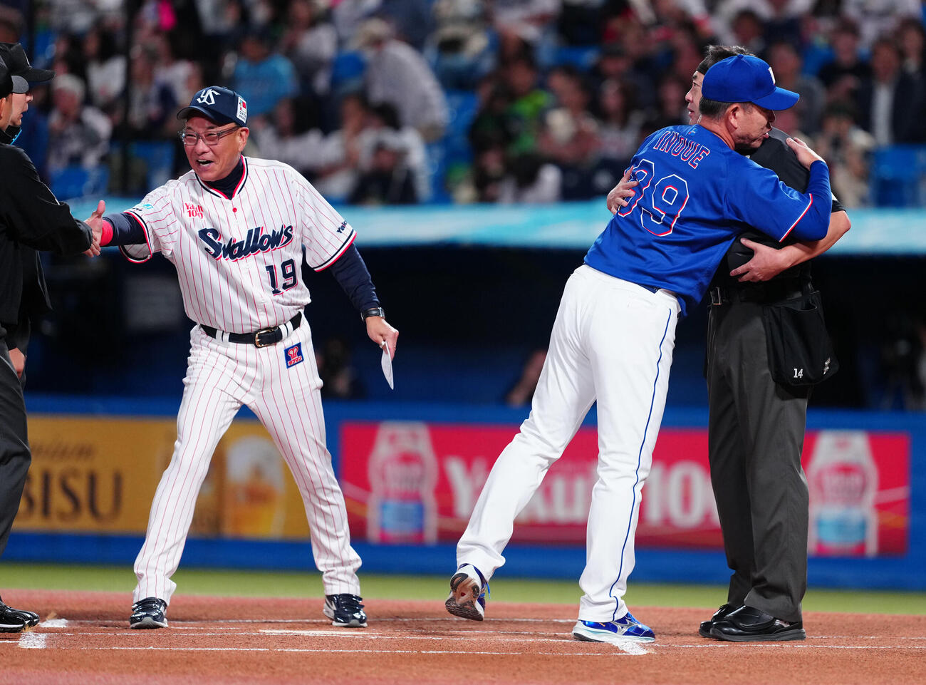 ヤクルト対中日　メンバー表の最終確認で、今季限りで退任する中日井上一樹監督（右手前）は小林和公球審とハグ。左はヤクルト池山隆寛監督（撮影・鈴木みどり）