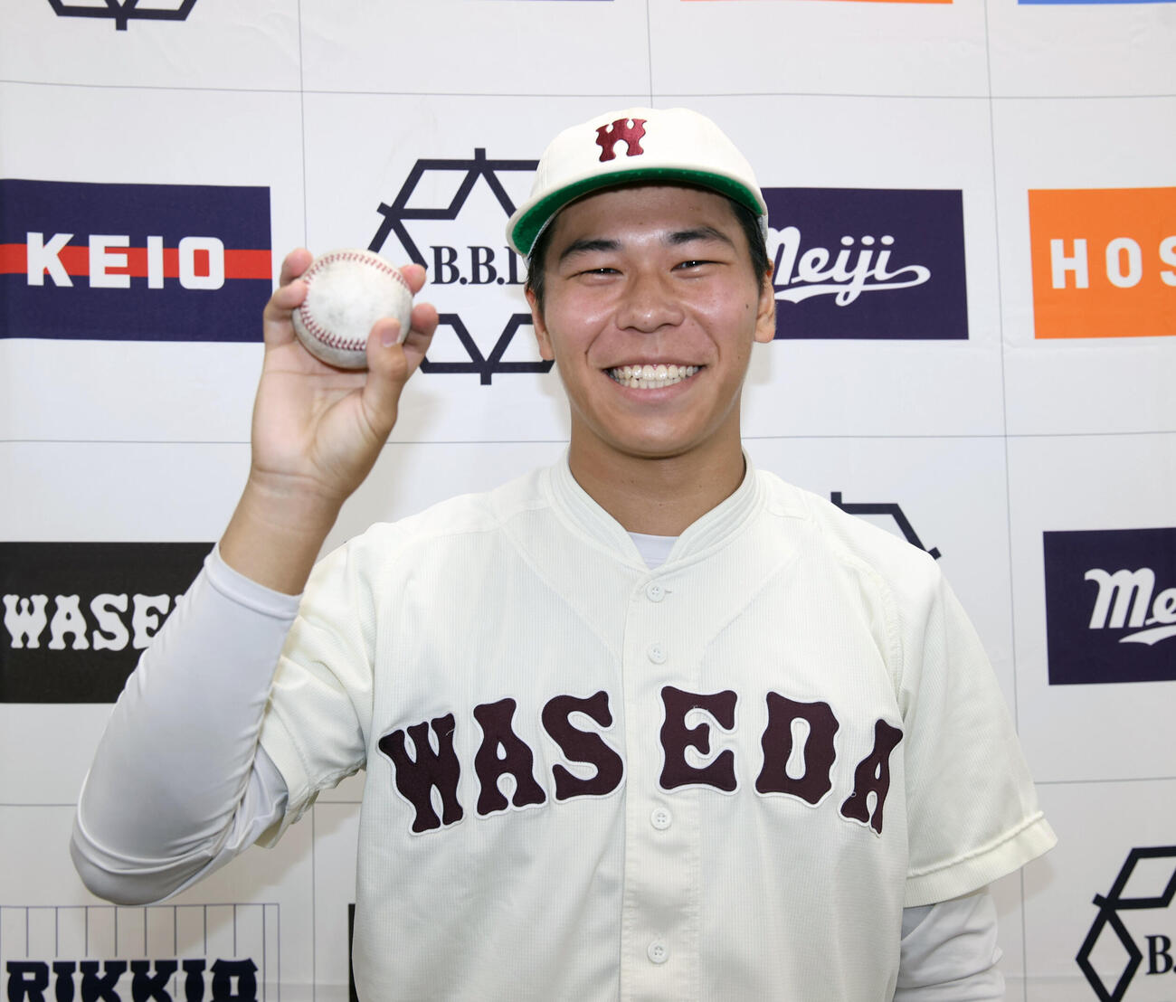 東大対早大　3安打完封勝利の早大・安田虎汰郎はウイニングボールを持ち笑顔を見せる（撮影・柴田隆二）