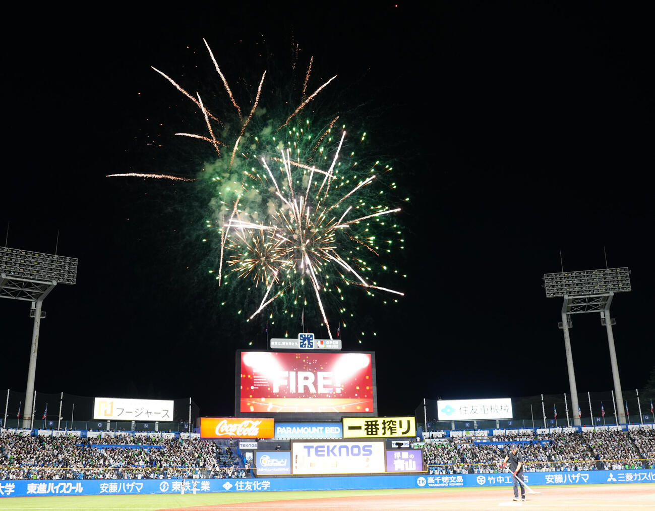 ヤクルト対中日　打ち上がる花火（撮影・鈴木みどり）