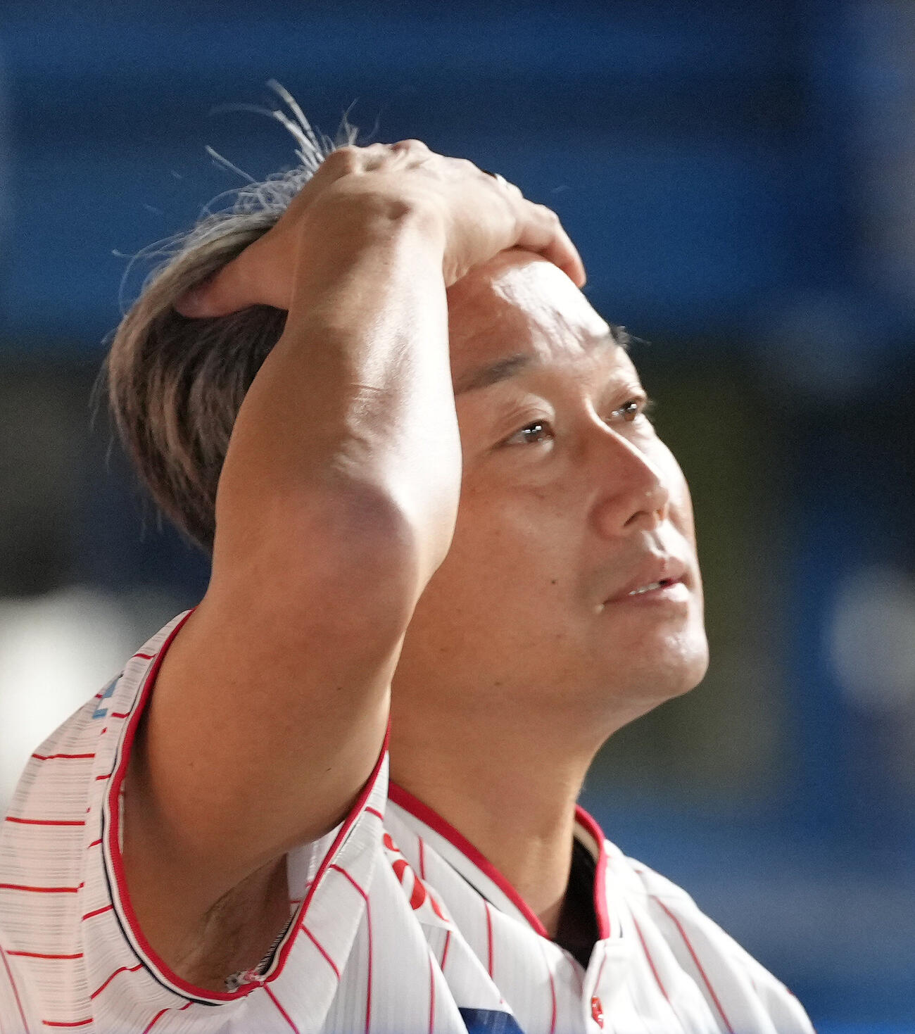 ヤクルト対中日　打ち上げ花火が終わり神妙な表情を見せるヤクルト石川雅規（撮影・足立雅史）