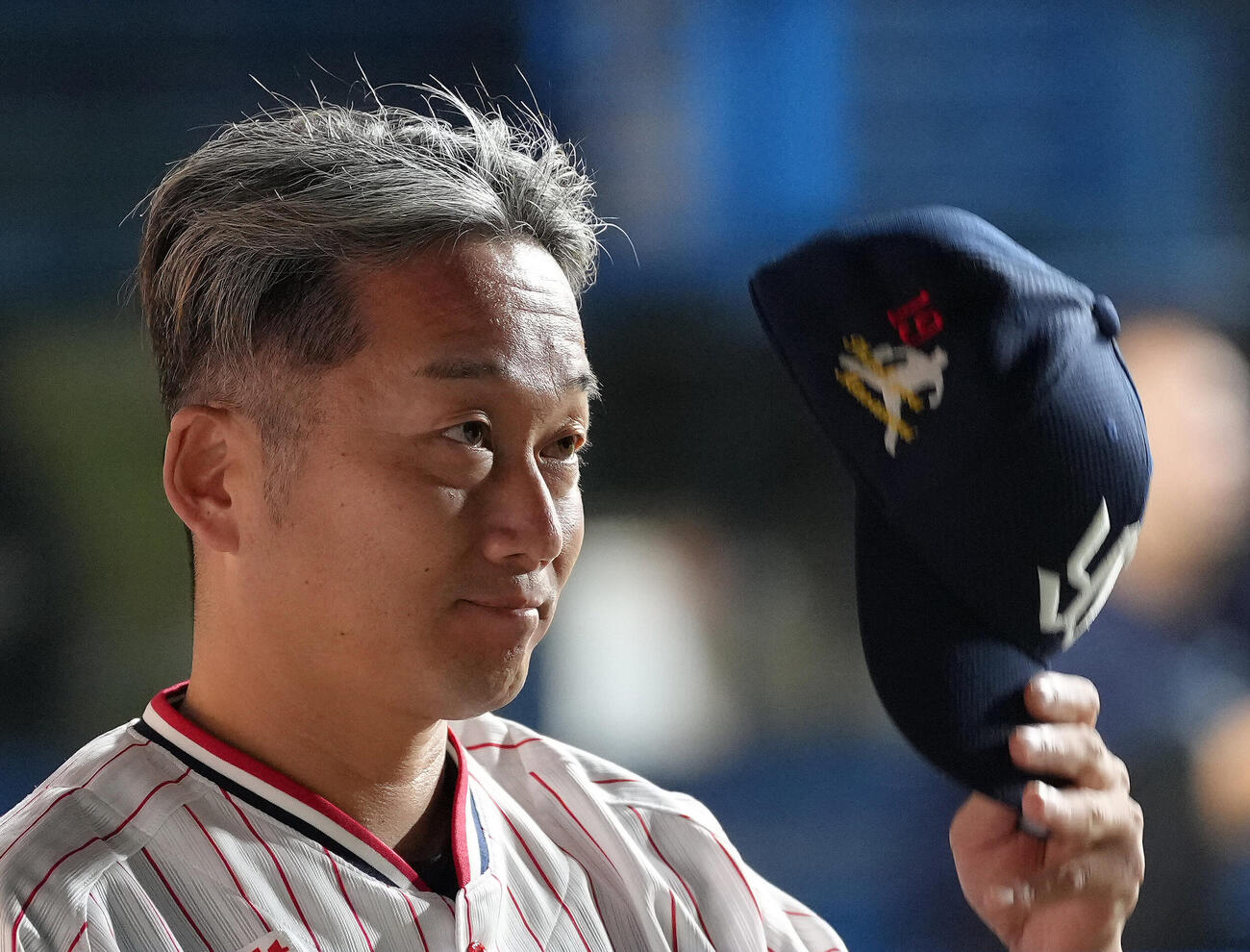 ヤクルト対中日　打ち上げ花火が終わり帽子を取ってお辞儀するヤクルト石川雅規（撮影・足立雅史）