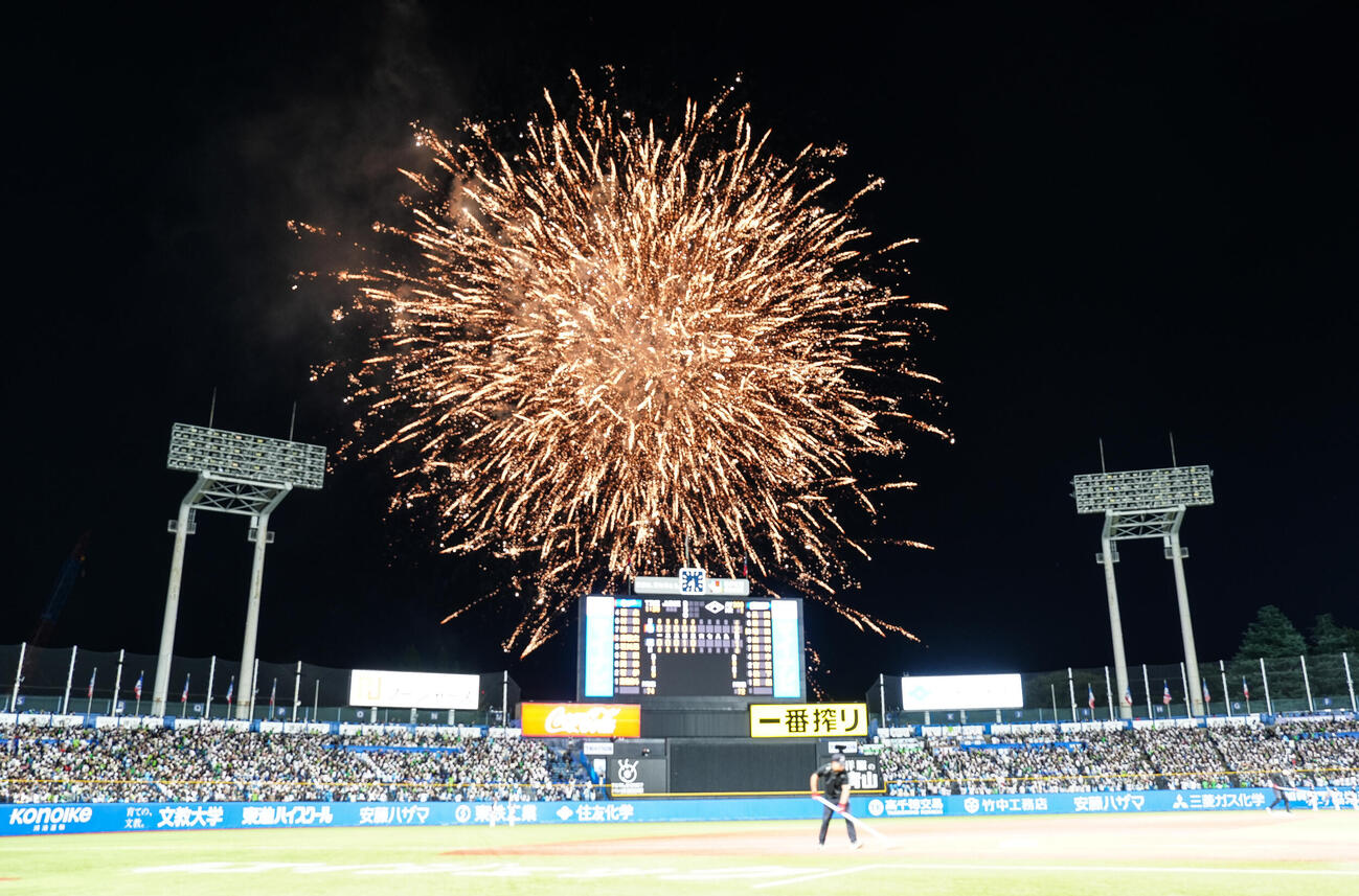 ヤクルト対中日　打ち上がる花火（撮影・鈴木みどり）