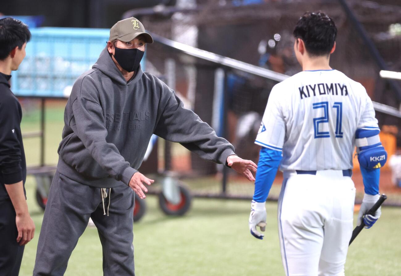 清宮幸太郎（右）と話す日本ハム新庄剛志監督（撮影・黒川智章）