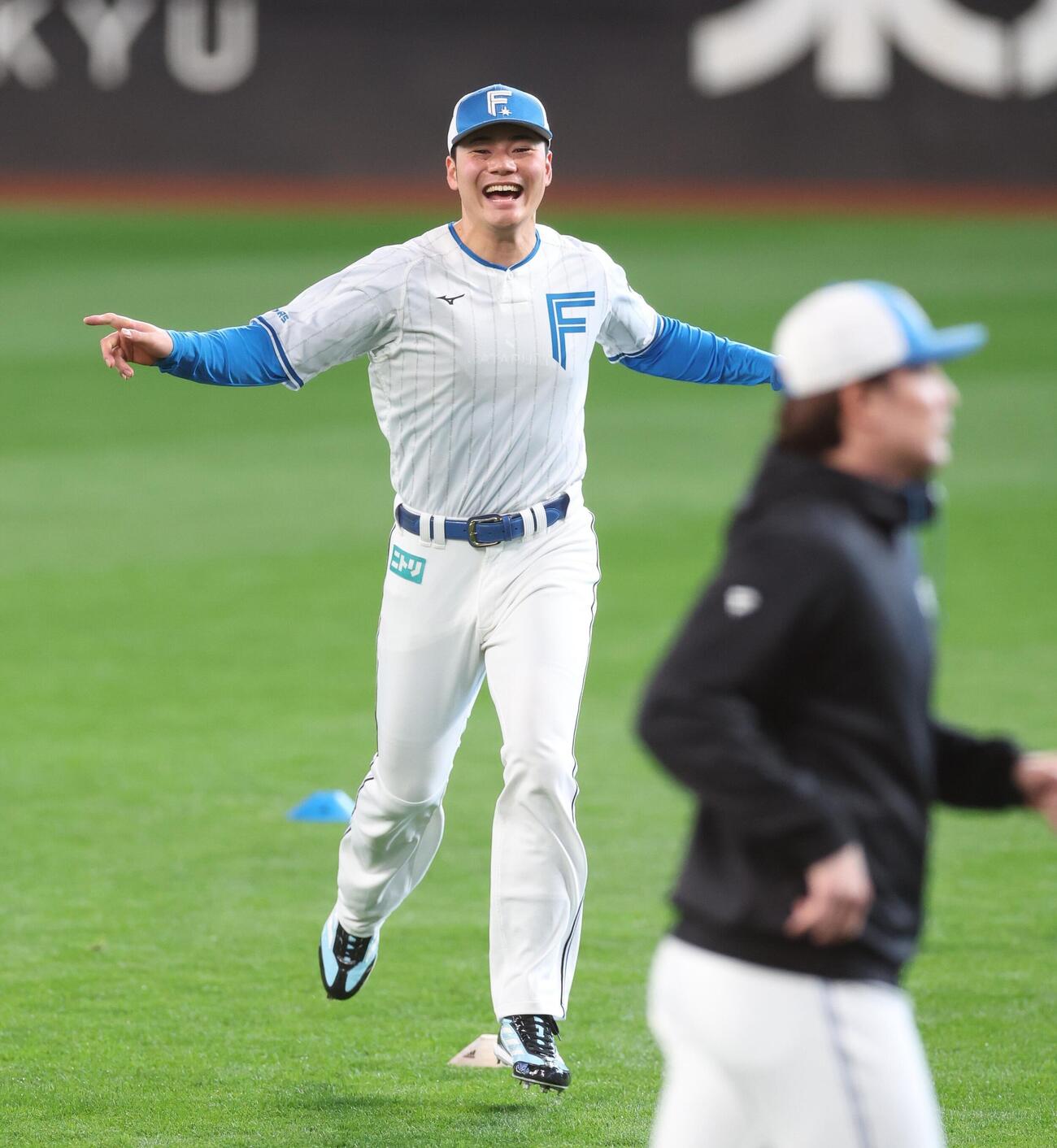 笑顔でダッシュする日本ハム清宮幸太郎（撮影・黒川智章）