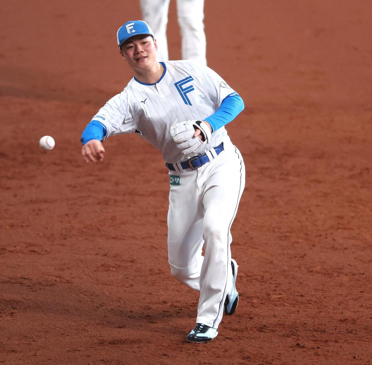ノックを受ける日本ハム清宮幸太郎（撮影・黒川智章）