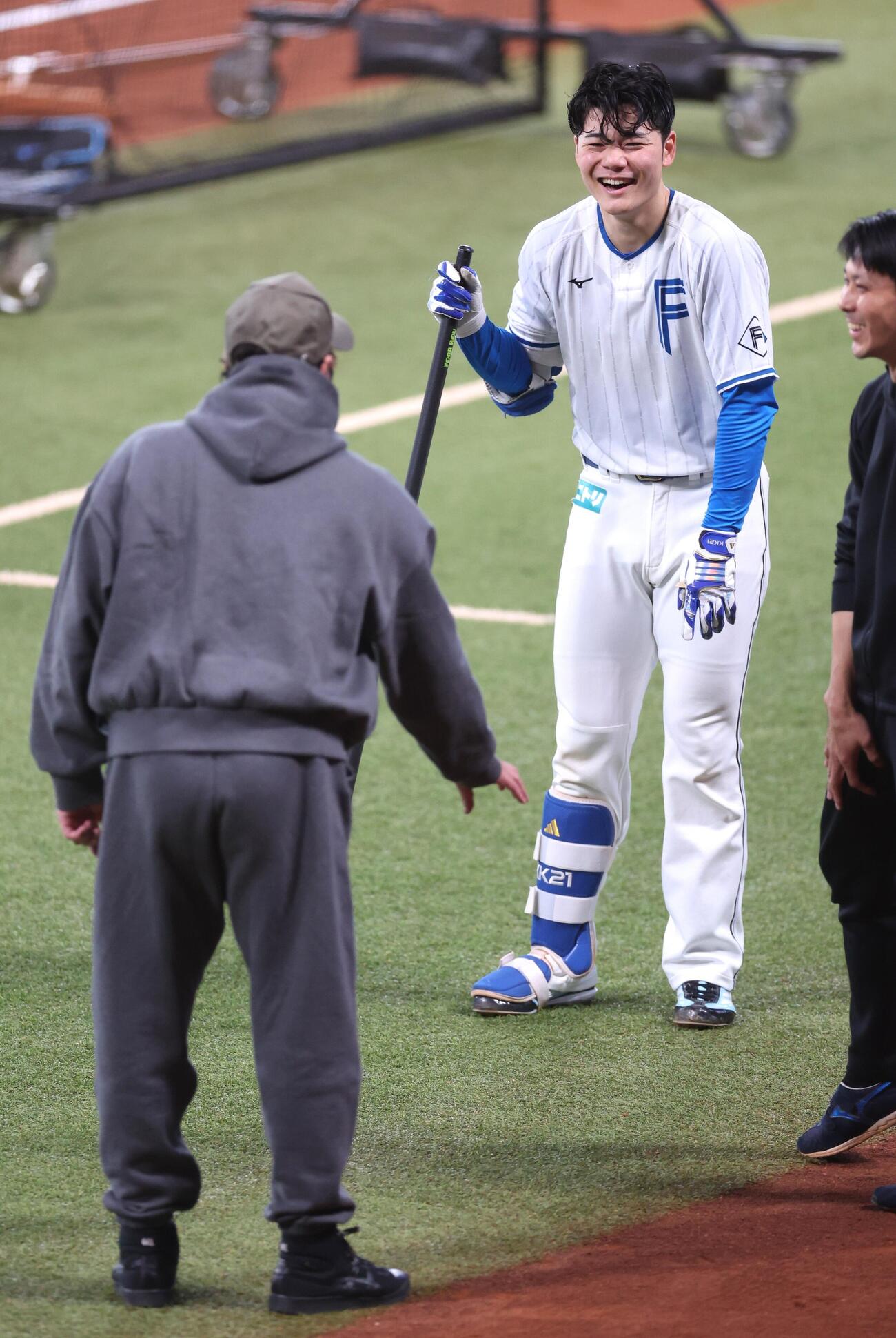 新庄剛志監督（左）に打撃指導される日本ハム清宮幸太郎（撮影・黒川智章）