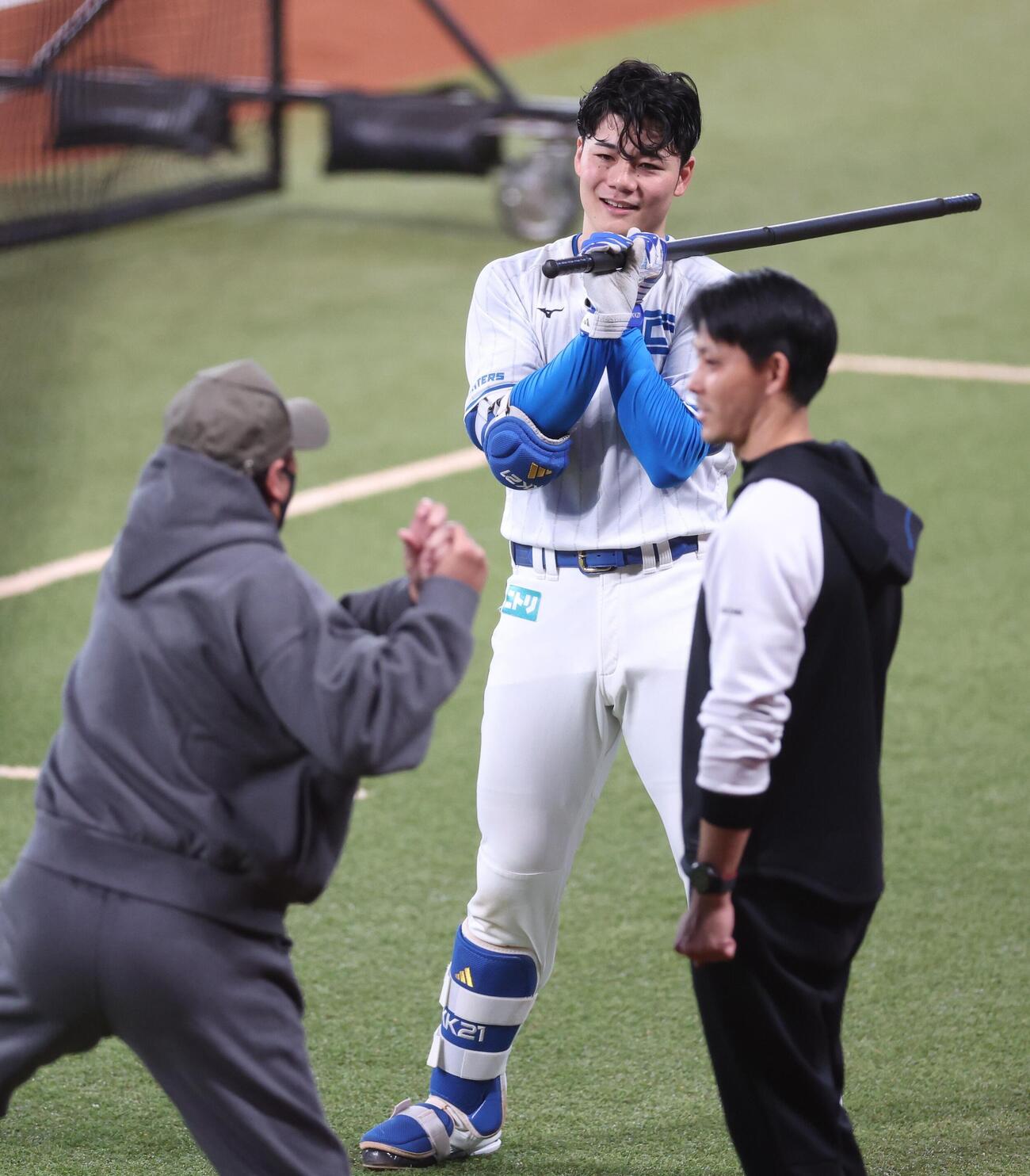 新庄剛志監督（左）に打撃指導を受ける日本ハム清宮幸太郎..（撮影・黒川智章）