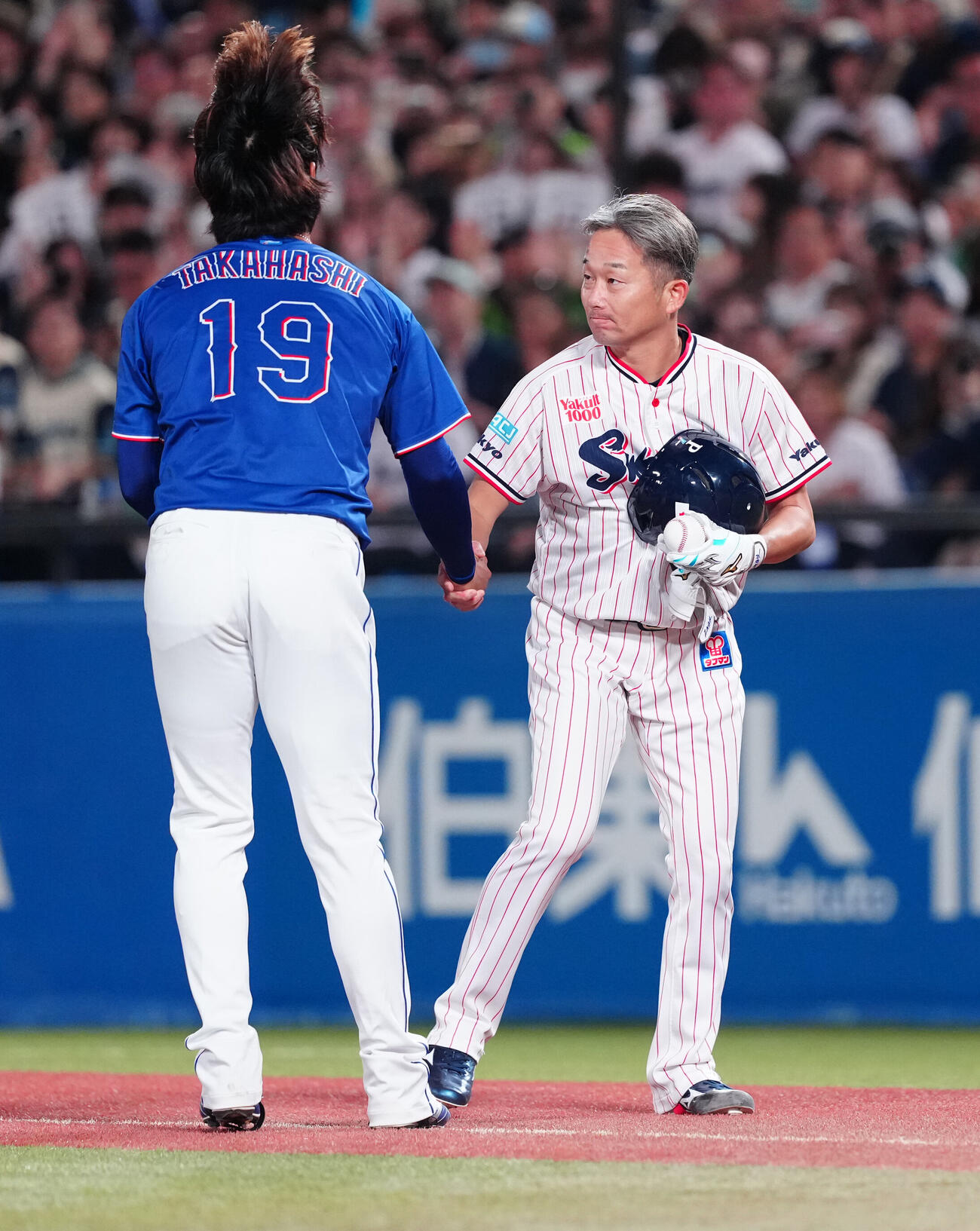 ヤクルト対中日　7回裏ヤクルト1死、三飛に倒れた代打石川雅規（右）は高橋宏斗と握手を交わす（撮影・鈴木みどり）
