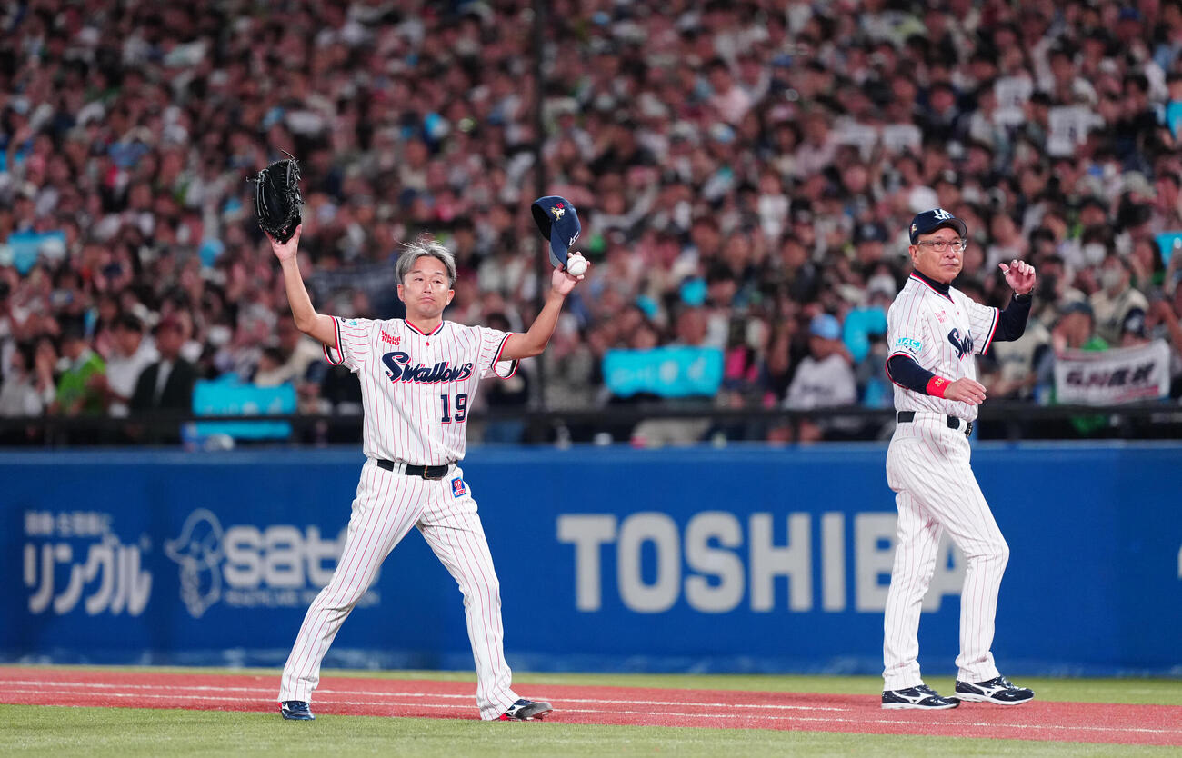 ヤクルト対中日　8回表、引退登板を終えたヤクルト石川雅規は声援に応えながらベンチへ引き揚げる。右は池山隆寛監督（撮影・鈴木みどり）