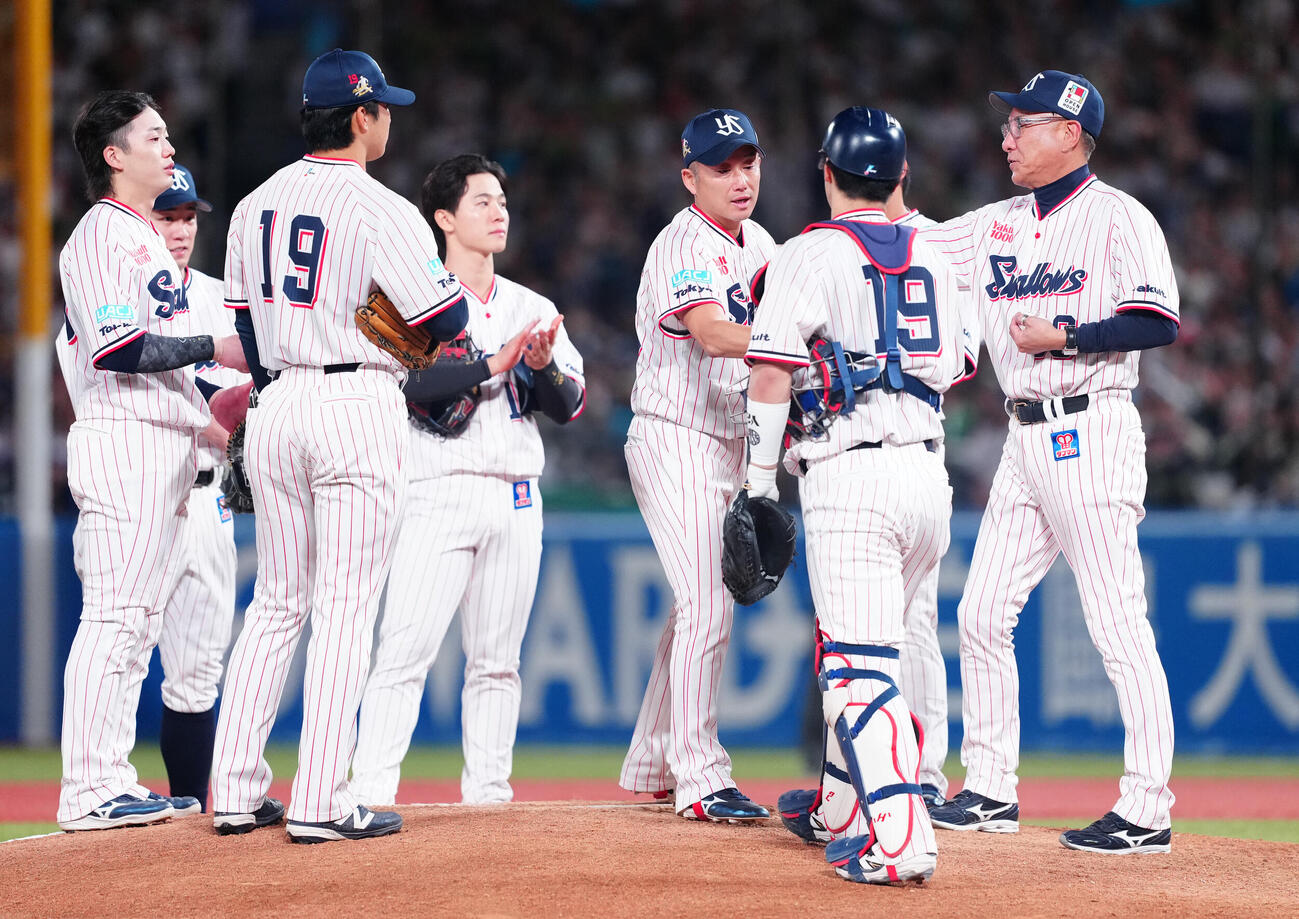 ヤクルト対中日　8回表、引退登板を終えたヤクルト石川雅規（中央）は古賀優大（右から2人目）と握手。右は池山隆寛監督（撮影・鈴木みどり）