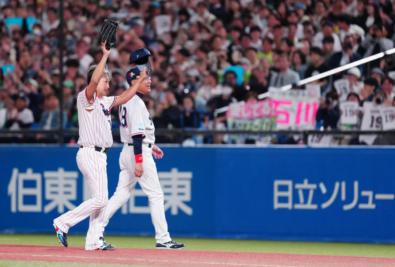 ヤクルト対中日　8回表、引退登板を終えたヤクルト石川雅規は声援に応えながらベンチへ引き揚げる。右は池山隆寛監督（撮影・鈴木みどり）